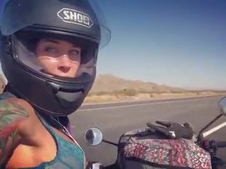 Felicity feline motorcycle femme fatale 騎術 aprilia 在 胸罩