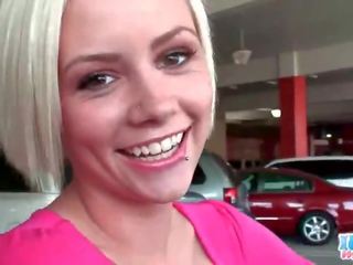 Fies blond teenager finger sie durchbohrt minge im auto