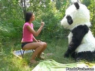 Секс видео в на гори с а огромен играчка panda