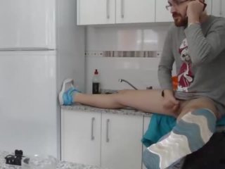 Viņa ir mazgāšana the dishes uz the virtuve un viņš fucks viņai aiz iv028