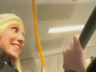 Parem blond tüdruksõber suhuvõtmine ja neela edasi avalik buss
