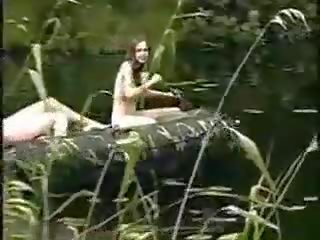 Tre madhështor vajzat lakuriq vajzat në the xhungël në varkë për shpoj gjueti