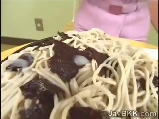 Извратен съпруга от япония обича храна облечен с сперма