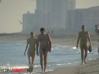 Peeping bei ein zertrümmerung nudist pärchen auf die strand