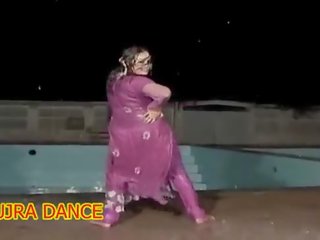 Baru mujra di hujan basah