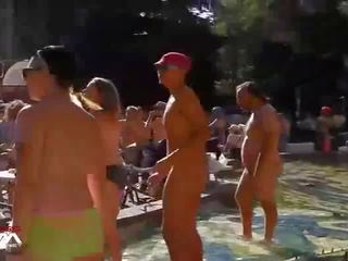 Wnbr publique nudité femme habillée homme nu - coureurs danse nu