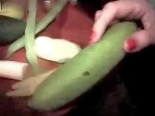 Husmor fucks seg selv med en banan og spiser det!