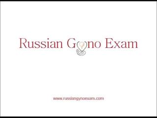 En plumpy barmfager russisk skjønnhet på en gyno eksamen