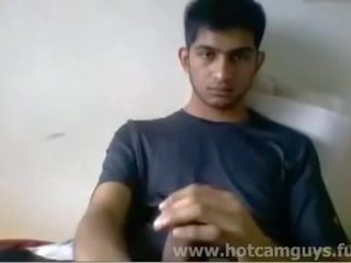 Swell sterczące hinduskie chłopak targanie od na kamera